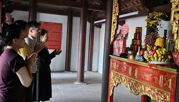 Nhân dân dâng hương tưởng niệm các đảng viên cộng sản đầu tiên ở Thanh Hóa.