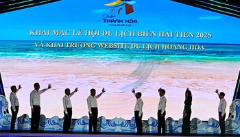 Các đại biểu khai trương website du lịch Hoằng Hóa.