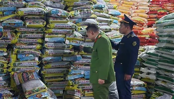 Lực lượng chức năng kiểm tra, phát hiện phân bón mang nhãn hiệu giả mạo.