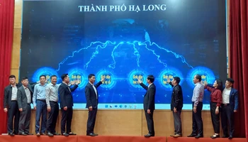 Các đại biểu phát động phong trào "Bình dân học vụ số".