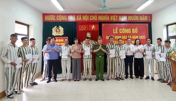 Đại tá Lê Hồng Vân, Phó Giám đốc Công an tỉnh Quảng Ninh trao Quyết định đặc xá và căn cước cho các phạm nhân được hưởng đặc xá.