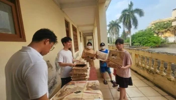 Sinh viên Đại học Y Hà Nội và Học viện Tài chính hỗ trợ phát phụ san cho người dân.
