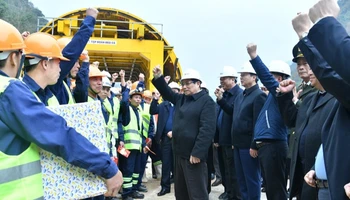 Thủ tướng Phạm Minh Chính và các kỹ sư, công nhân biểu thị quyết tâm đưa Dự án cao tốc Đồng Đăng-Trà Lĩnh về đích đúng tiến độ tại vị trí hầm Đông Khê (Cao Bằng). (Ảnh: THANH GIANG)