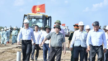 Thủ tướng Phạm Minh Chính thị sát công trường xây dựng Dự án cao tốc Cần Thơ-Cà Mau. (Ảnh: THANH GIANG)