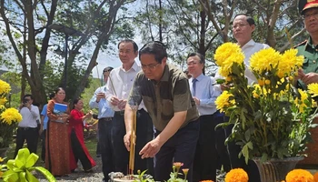 Thủ tướng Phạm Minh Chính dâng hương tại phần mộ Tổng Bí thư Lê Hồng Phong tại Nghĩa trang Hàng Dương. (Ảnh: VŨ TÂN)