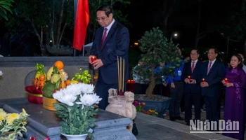 Trước giờ lễ kỷ niệm, Thủ tướng Phạm Minh Chính và các đồng chí lãnh đạo thắp nến tri ân tại phần mộ Tổng Bí thư Lê Hồng Phong. (Ảnh: VŨ TÂN)