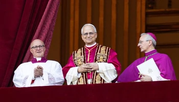 Hồng y Robert Francis Prevost vẫy tay chào đám đông sau khi được bầu làm Giáo hoàng mới tại Vatican, vào ngày 8/5/2025. (Ảnh: Tân Hoa xã)