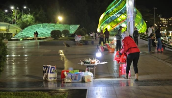 Đà Lạt có rất nhiều người bán hàng rong tại các điểm vui chơi, bán hàng “chèo kéo” du khách. (Ảnh: Báo Lâm Đồng)
