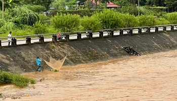 Người dân vẫn bất chấp nguy hiểm ra bờ sông Cầu, đoạn qua thành phố Bắc Kạn để đánh cá.