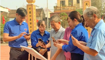 Đoàn Thanh niên phối hợp với cấp ủy, chính quyền triển khai QR Code kết nối thông tin các di tích lịch sử với Lịch sử Đảng bộ huyện và thành phố. (Ảnh: Báo Hải Phòng)