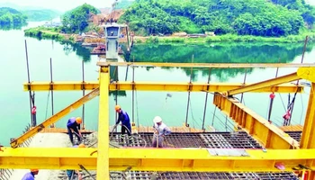 Cầu Hàm Yên bắc qua sông Lô thuộc gói thầu số 24 thi công đạt 65% khối lượng.