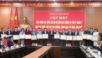 Ủy ban nhân dân tỉnh Thái Bình tặng bằng khen cho các đồng chí nghỉ hưu trước tuổi.