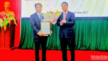 Chủ tịch Ủy ban nhân dân tỉnh Thái Bình Nguyễn Mạnh Hùng trao Quyết định bổ nhiệm Giám đốc Sở Giáo dục và Đào tạo cho ông Nguyễn Ngọc Hà.