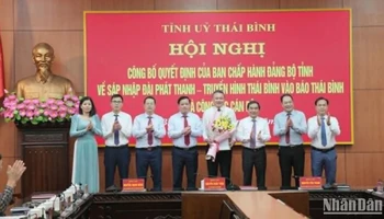 Lãnh đạo tỉnh Thái Bình tặng hoa chúc mừng các đồng chí được bổ nhiệm giữ chức vụ tại báo Thái Bình sau sáp nhập.