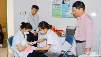 Kiểm tra công tác tiêm chủng vaccine phòng sởi tại trạm y tế xã Nam Cao (huyện Kiến Xương, tỉnh Thái Bình).