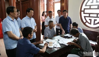 Các đồng chí lãnh đạo tỉnh Thái Bình kiểm tra hoạt động lấy ý kiến cử tri tại xã Quỳnh Hội (huyện Quỳnh Phụ).