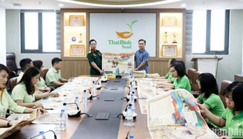 Trao tặng ấn phẩm đặc biệt kỷ niệm 50 năm Giải phóng miền nam, thống nhất đất nước cho hàng trăm cán bộ, kỹ sư, người lao động Tập đoàn ThaiBinh Seed.