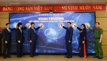 Các đồng chí lãnh đạo Tỉnh ủy, Hội đồng nhân dân, Ủy ban nhân dân tỉnh Điện Biên cùng lãnh đạo Sở Thông tin và Truyền thông Điện Biên ấn nút đưa vào sử dụng hệ thống camera giám sát. 