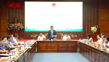 Đồng chí Lê Thành Đô, Chủ tịch Ủy ban nhân dân tỉnh chủ trì phiên họp lấy ý kiến tham gia Đề án sắp xếp, tổ chức lại đơn vị hành chính cấp xã. 