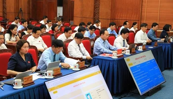 Đại biểu Hội đồng nhân dân tỉnh Điện Biên ấn nút thông qua nghị quyết sắp xếp đơn vị hành chính cấp xã.