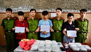 3 đối tượng: Hạ A Ly, Vừ A Hạnh và Hà A Trừ cùng tang vật khi bị lực lượng chức năng bắt giữ. (Ảnh: Công an Điện Biên)
