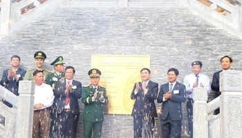 Các đồng chí lãnh đạo tỉnh Điện Biên và lãnh đạo Trung ương cùng cán bộ, nhân dân tỉnh Điện Biên thực hiện nghi thức gắn biển công trình Cột cờ A Pa Chải tại xã Sín Thầu, huyện Mường Nhé, tỉnh Điện Biên. 