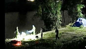 Lực lượng chức năng khám nghiệm hiện trường, khám nghiệm tử thi trong đêm 16/4.