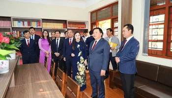 Đồng chí Nguyễn Xuân Thắng thăm cơ sở vật chất của Trường Chính trị tỉnh Thái Nguyên.