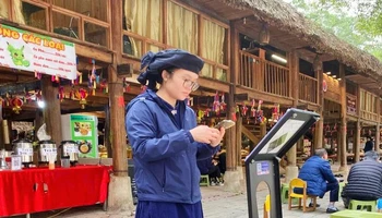 Bảng gắn chíp NFC được lắp đặt tại Làng Thái Hải.