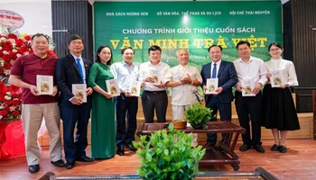 Tác giả cuốn sách “Văn minh trà Việt” Trịnh Quang Dũng tặng sách tại buổi giới thiệu.