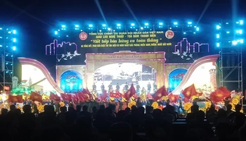 Nhiều tiết mục văn nghệ đặc sắc ca ngợi Đại thắng mùa Xuân năm 1975 được trình diễn tại chương trình.