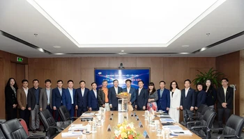 Đoàn lãnh đạo Điện Biên tham quan trụ sở tập đoàn FPT.
