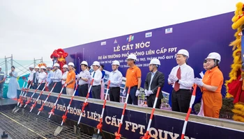 Đại diện tỉnh Bình Định và Tập đoàn FPT thực hiện nghi thức Cất nóc công trình Trường Phổ thông liên cấp FPT Quy Nhơn.