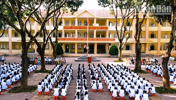 Sinh hoạt đầu tuần tại Trường trung học phổ thông chuyên Nguyễn Tất Thành. 