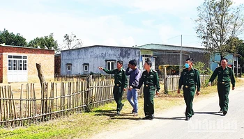 Cán bộ, chiến sĩ Đồn Biên phòng Sa Loong phối hợp với Ban Công tác mặt trận thôn Giang Lố 2 ngăn ngừa tà đạo Hà Mòn len lỏi, tiếp cận người dân.