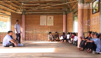 Tuyên truyền người dân tại xã Hơ Moong tránh nghe lời dụ dỗ của các đối tượng xấu tin theo tà đạo Hà Mòn.