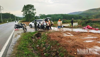 Người dân đưa các nạn nhân đi cấp cứu.