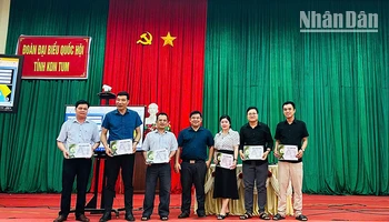 Trao giấy chứng nhận hoàn thành khóa học cho các học viên.
