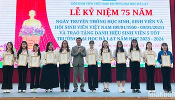 Phó Giám đốc Sở Giáo dục và Đào tạo Lâm Đồng Phan Đức Thái trao chứng nhận "sinh viên 5 tốt" cho sinh viên Trường đại học Đà Lạt.
