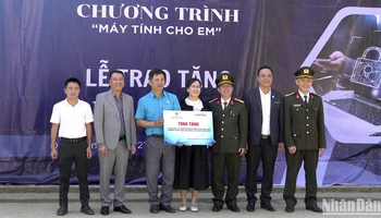 Phòng An ninh mạng và phòng, chống tội phạm sử dụng công nghệ cao và Viettel Lâm Đồng trao tặng máy vi tính cho điểm trường Đạ M'pô.