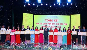 Giám đốc Sở Giáo dục và Đào tạo tỉnh Lâm Đồng trao giấy khen tặng các giáo viên xuất sắc tại Hội thi giáo viên dạy giỏi cấp tỉnh năm học 2024-2025.