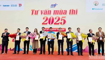 Đại diện Báo Thanh Niên tri ân các đơn vị phối hợp tổ chức chương trình tư vấn mùa thi năm 2025.