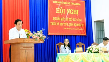 Đồng chí Phan Đình Trạc phát biểu ý kiến tại buổi tiếp xúc cử tri xã Bình Thạnh, huyện Đức Trọng, tỉnh Lâm Đồng.