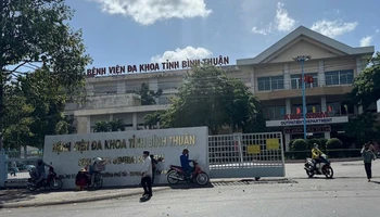 Bệnh nhân được đưa đi bệnh viện cấp cứu