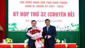 Tân Chủ tịch Ủy ban nhân dân tỉnh Bình Thuận Đỗ Hữu Huy (bên trái).
