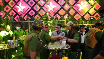 Công an kiểm tra test nhanh ma túy các khách.