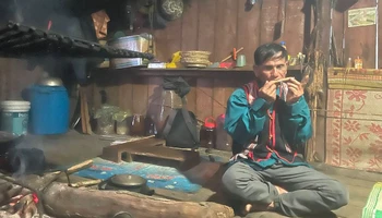 Nghệ nhân Ưu tú A Lễ (bản Kon Chênh, xã Măng Cành, huyện Kon Plông, tỉnh Kon Tum) ở lĩnh vực nghệ thuật trình diễn dân gian. (Ảnh: NGỌC LIÊN)