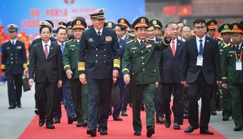 Đại tướng Phan Văn Giang, Ủy viên Bộ Chính trị, Phó Bí thư Quân ủy Trung ương, Bộ trưởng Quốc phòng và Thượng tướng Đổng Quân, Ủy viên Trung ương Đảng Cộng sản Trung Quốc, Bộ trưởng Quốc phòng Trung Quốc tại lễ đón.