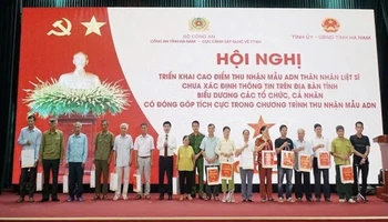 Đồng chí Trương Quốc Huy, Bí thư Tỉnh ủy, Chủ tịch Ủy ban nhân dân tỉnh, Trưởng Đoàn đại biểu Quốc hội tỉnh Hà Nam, và lãnh đạo Cục C06, Bộ Công an, tặng quà các thân nhân gia đình liệt sĩ tỉnh.