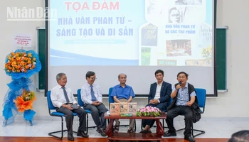 Các diễn giả trao đổi với sinh viên tại Tọa đàm khoa học “Nhà văn Phan Tứ-Sáng tạo và Di sản”.
